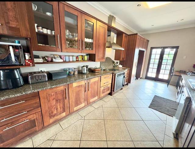 5 BEDROOM HOUSE FOR SALE IN CLARENDON